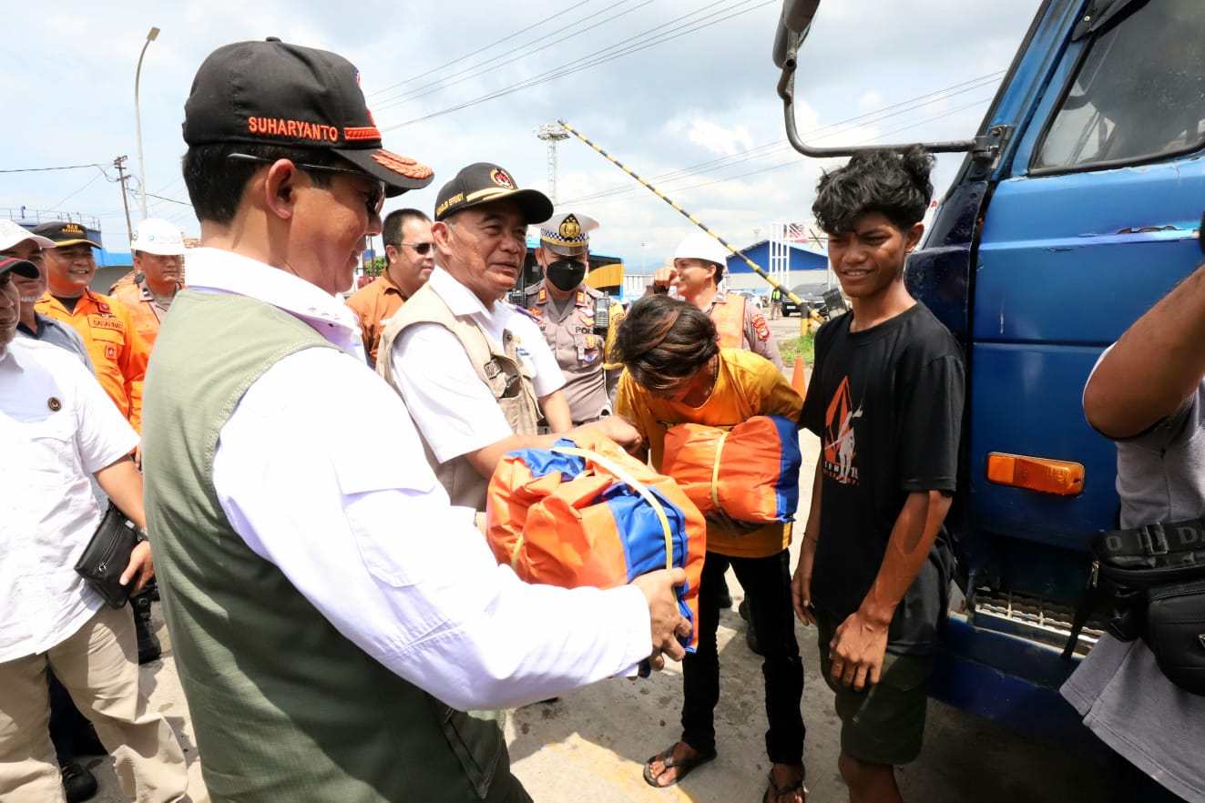 Kepala BNPB Letjen TNI Suharyanto dan Menko PMK Muhadjir Effendy memberikan bingkisan kepada para pengendara truk yang sedang menunggu keberangkatan di Pelabuhan Panjang, Bandar Lampung, Provinsi Lampung, pada Selasa (25/4).